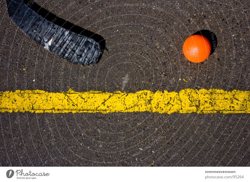 Kurz vorm Abseits! Asphalt gelb schwarz Spielzeug Sport Inline Hockey streethockey orange sommersport Ball schlägerblatt einzeln Linie Hockeyschläger
