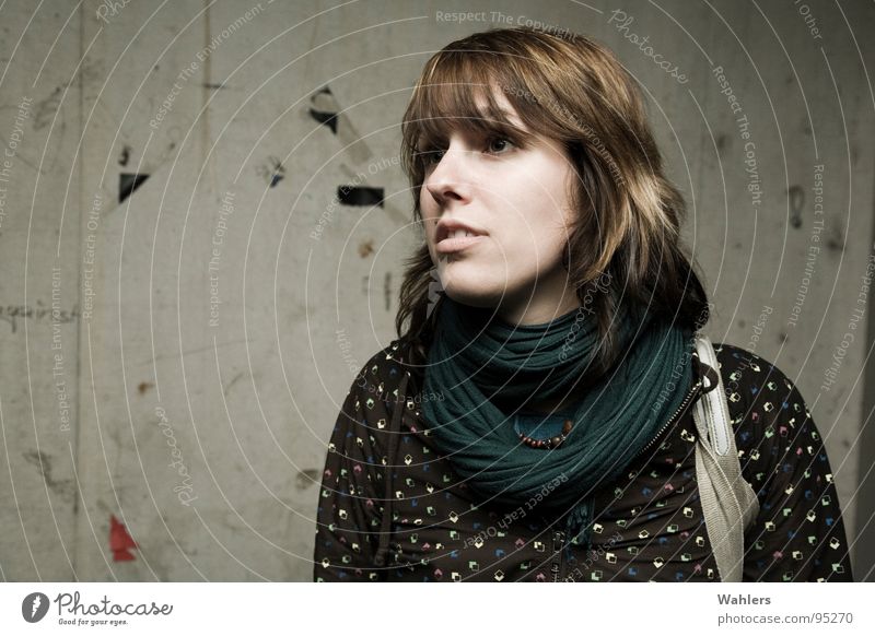 Portrait im Untergrund Porträt Frau Jugendliche Neonlicht Stil Schal Etikett Plakat Beton London Underground schön verträumt Jacke dunkel Querformat