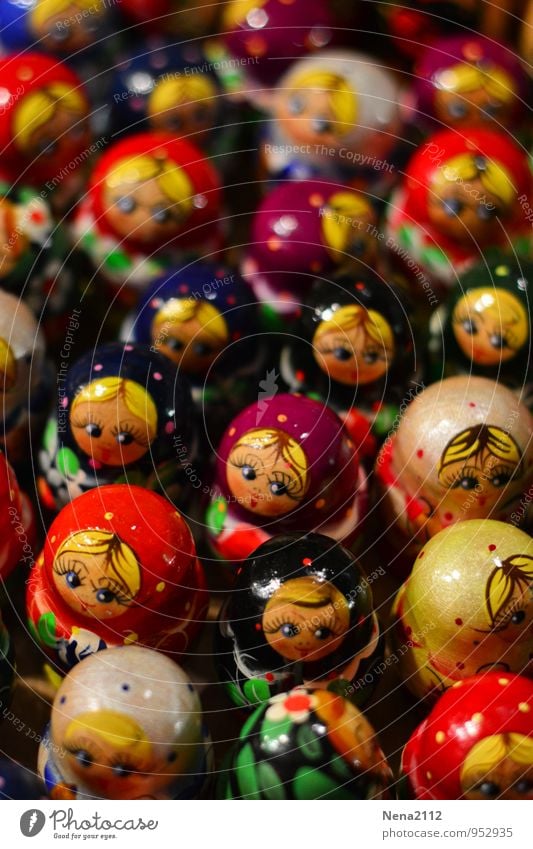 Matrjoschkasversammlung Spielzeug Puppe Souvenir Sammlung Sammlerstück Holz authentisch Bekanntheit exotisch rund trashig mehrfarbig Russisch Matroschka