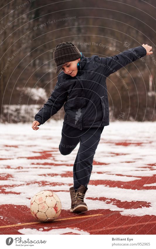Junge kickt Fussball Lifestyle sportlich Wintersport Fußball maskulin Kind 1 Mensch 3-8 Jahre Kindheit Eis Frost Schnee Bewegung Sport authentisch einzigartig