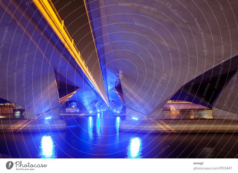 futuristisch Hauptstadt Hafenstadt Menschenleer Industrieanlage Brücke Architektur dunkel modern blau Wasser Fluss Singapore Reichtum Futurismus Farbfoto