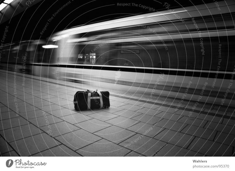 Kofferbombe Untergrund U-Bahn London Underground Tasche Stuttgart Eisenbahn weiß schwarz dunkel geheimnisvoll Kriminalität Anschlag Bombe Bewegungsunschärfe