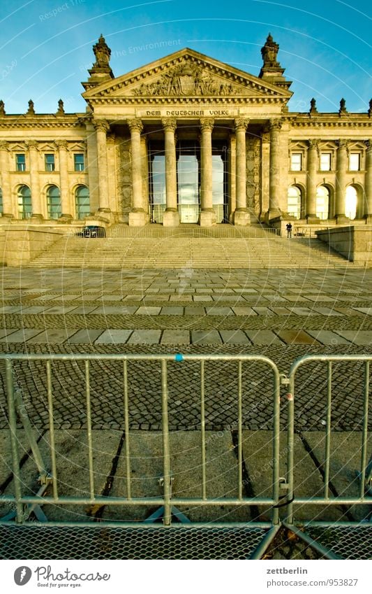 Bannmeile Berlin Hauptstadt Regierungssitz Regierungspalast Deutscher Bundestag Wahrzeichen Weitwinkel Textfreiraum Erde Boden Barriere geschlossen Hürde Portal