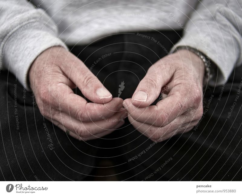 retrograd maskulin Senior Hand 60 und älter alt authentisch klein Krankheit Hemmung Angst Untätigkeit bewegungslos gestikulieren Psychische Störung rückwärts