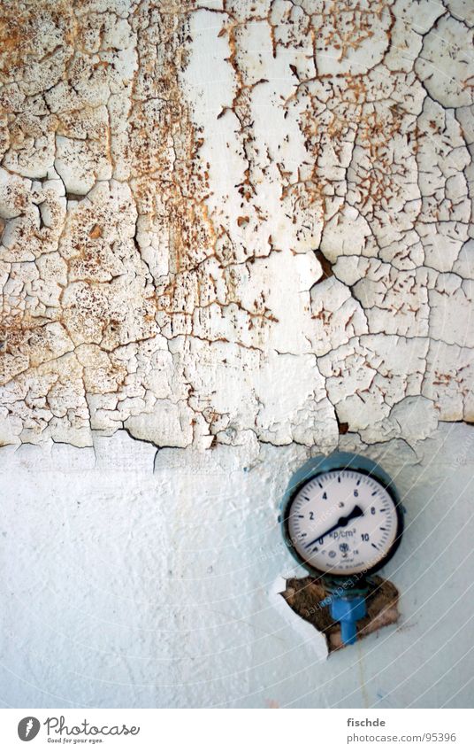 Druck(abfall) Bar Barometer verfallen kaputt Uhr Wand weiß pascal Einsamkeit alt geht nicht mehr ohne druck Uhrenzeiger Zerstörung Anzeige