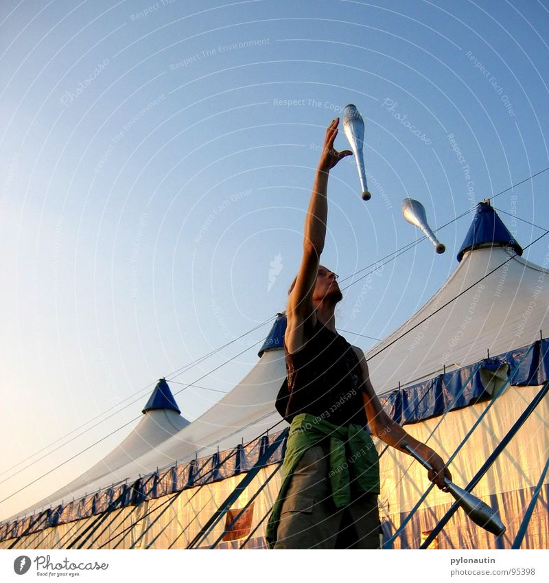 Keulenjongleur Jongleur jonglieren Zirkus Zelt Kunst Sport Spielen blau Himmel