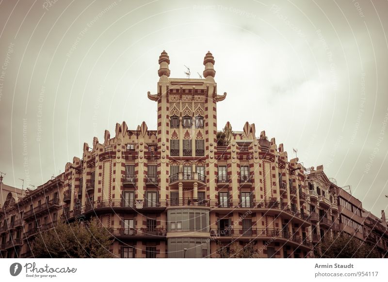 Altes Haus in Barcelona Ferien & Urlaub & Reisen Tourismus Sommerurlaub Himmel Wolken Gewitterwolken schlechtes Wetter Stadt Stadtzentrum Menschenleer Palast