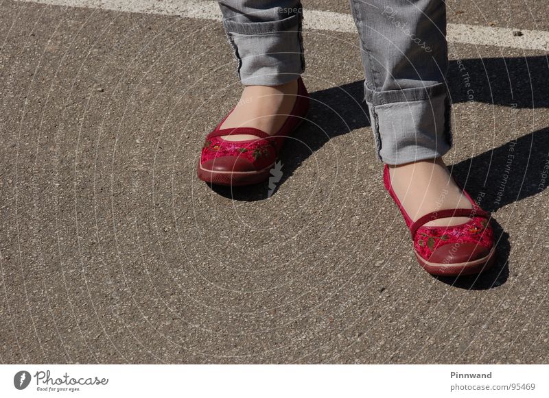 rotkäpchen? Schuhe Hose Pause Bekleidung rotkapchen Straße schattenschuhe schuhschatten schönebeine Fuß Jeanshose warten