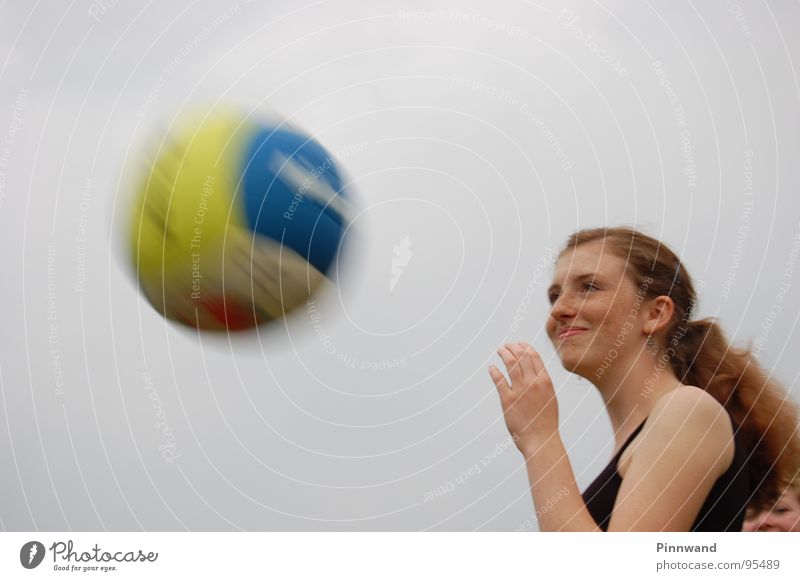 Überraschung Ballsport Geschwindigkeit rothaarig Sommersprossen schön Unfall Situation Reaktionen u. Effekte Volleyball Dame Schrecken Schock gefangen perplex