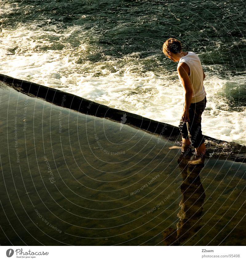 wasserläufer Wasserläufer gehen stehen Wasseroberfläche Isar Jugendliche Mann Gischt schäumen Wellen Mensch Reflexion & Spiegelung Wasserfall Jeanshose Am Rand