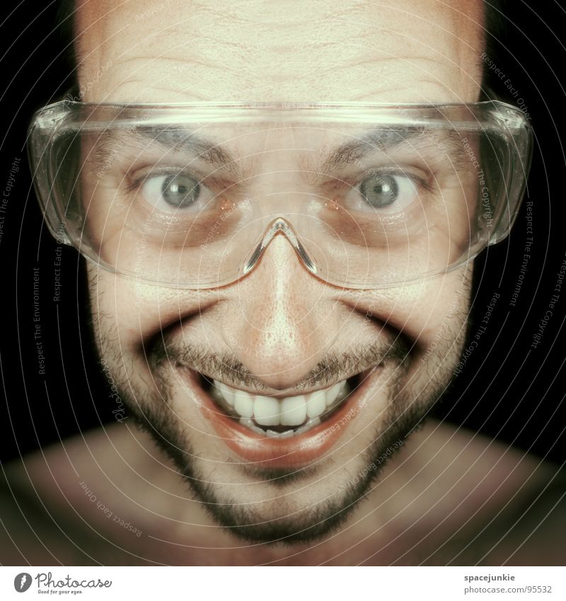 Freak Mann Porträt Brille Schutzbrille verrückt skurril lustig Freude symetrisch grinsen lachen