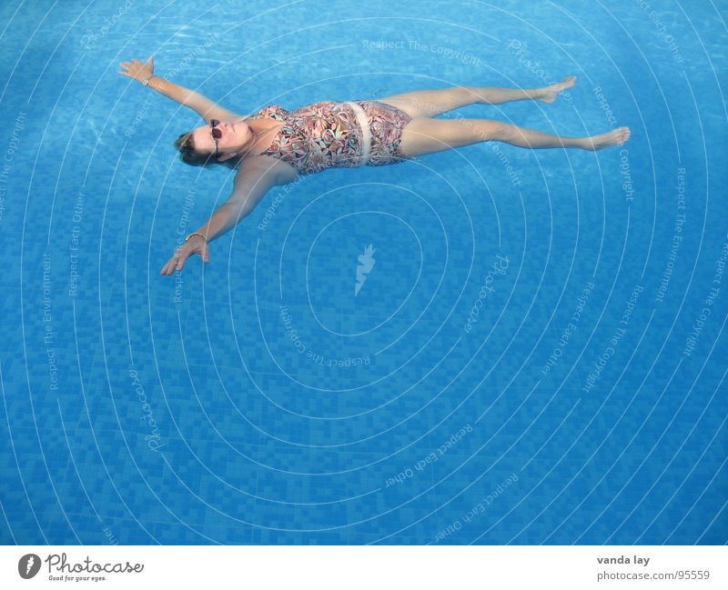Tot im Pool I Sommer Schwimmbad Ferien & Urlaub & Reisen Meer Badeanzug Sonnenbrille Luft Sonnenbad dick Frau ausgestreckt nass Erholung Wasser