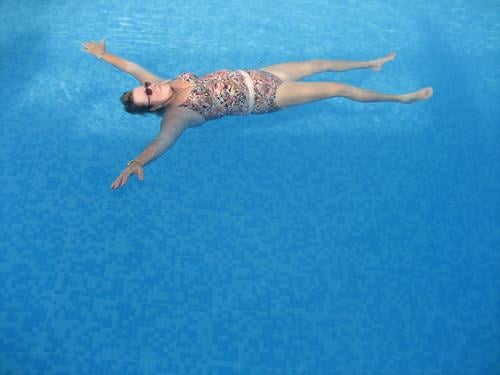Tot im Pool I Sommer Schwimmbad Ferien & Urlaub & Reisen Meer Badeanzug Sonnenbrille Luft Sonnenbad dick Frau ausgestreckt nass Erholung Wasser