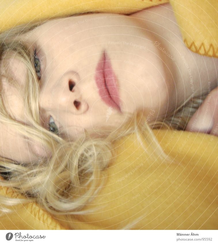 Die gelbe Decke. Frau blond Vertrauen Schlafzimmer Gesicht liegen einwickeln Haare & Frisuren Locken Blick