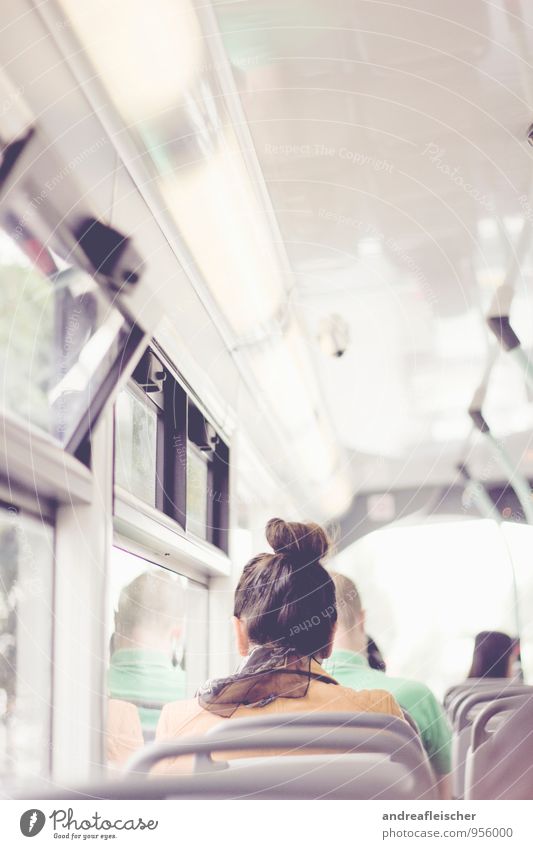 Unterwegs in London. maskulin feminin 3 Mensch 18-30 Jahre Jugendliche Erwachsene Verkehrsmittel Öffentlicher Personennahverkehr Berufsverkehr Busfahren sitzen