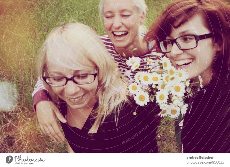 Maigirls. feminin Junge Frau Jugendliche Freundschaft 3 Mensch 18-30 Jahre Erwachsene Natur Frühling Lächeln lachen Blumenstrauß Unsinn Glück Wiesenblume