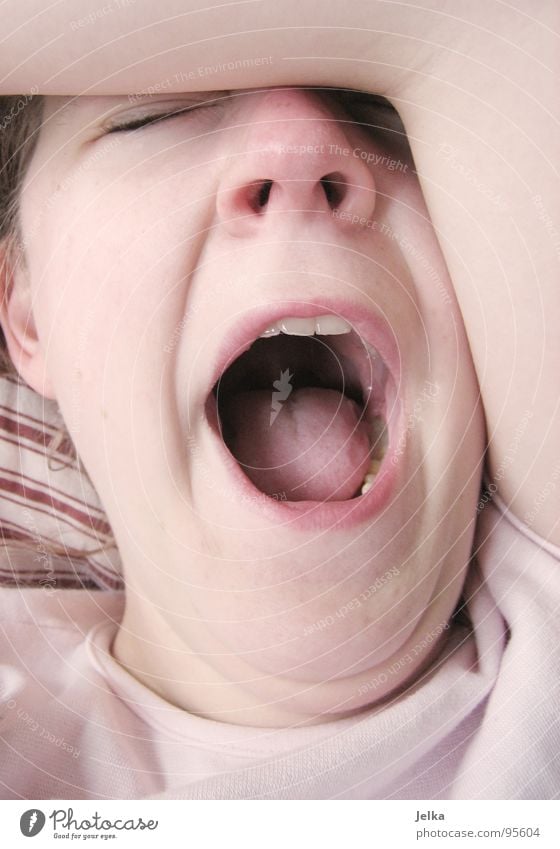 müde? Gesicht Frau Erwachsene Auge Nase Mund Zähne Streifen schlafen rot weiß Müdigkeit gestreift gähnen aufreißen Doppelkinn aufwachen sleeping kopfkissen