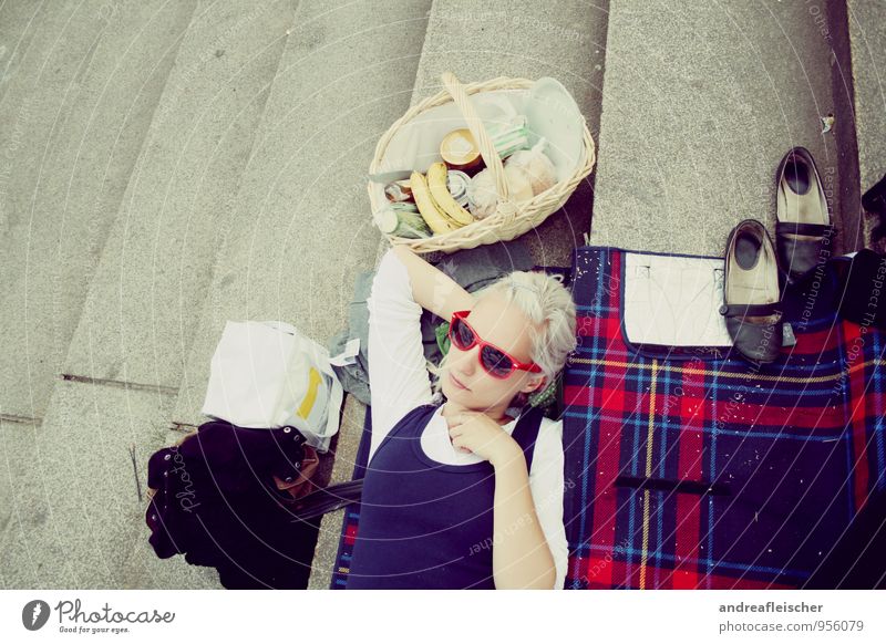 Urban picknicken Stil feminin 1 Mensch 18-30 Jahre Jugendliche Erwachsene genießen Hipster Sonnenbrille Picknick Picknickkorb Schuhe Decke Treppe Stadt