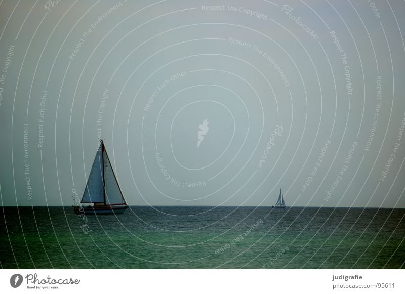 Ruhe See Horizont Wasserfahrzeug Segelboot rot Anker ruhig Ferien & Urlaub & Reisen Schifffahrt 2 grün Sommer Meer Himmel Ostsee Erholung blau