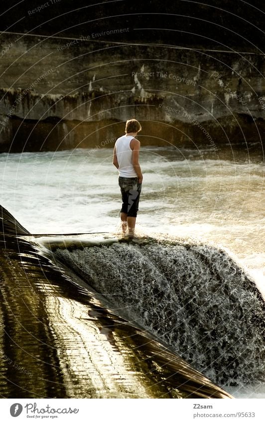 thinking Wasserläufer stehen Wasseroberfläche Isar Jugendliche Mann Gischt schäumen Wellen Denken lässig Wand Mauer gefährlich Strömung Reflexion & Spiegelung
