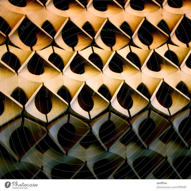 Fassade Wand Chemnitz Stadthalle schwarz gelb Licht Geometrie Detailaufnahme Sonne Schatten Bienenwaben