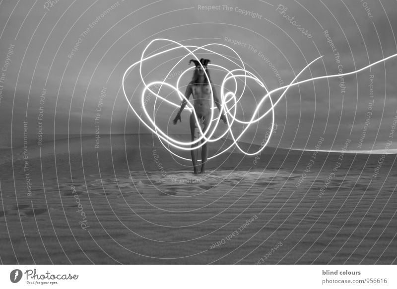 déroute II Kunst Kunstwerk ästhetisch Frau Frauenkörper Langzeitbelichtung Akt Wüste Sand Sandstrand Sandsturm nackt Weiblicher Akt Nackte Haut Brust Licht