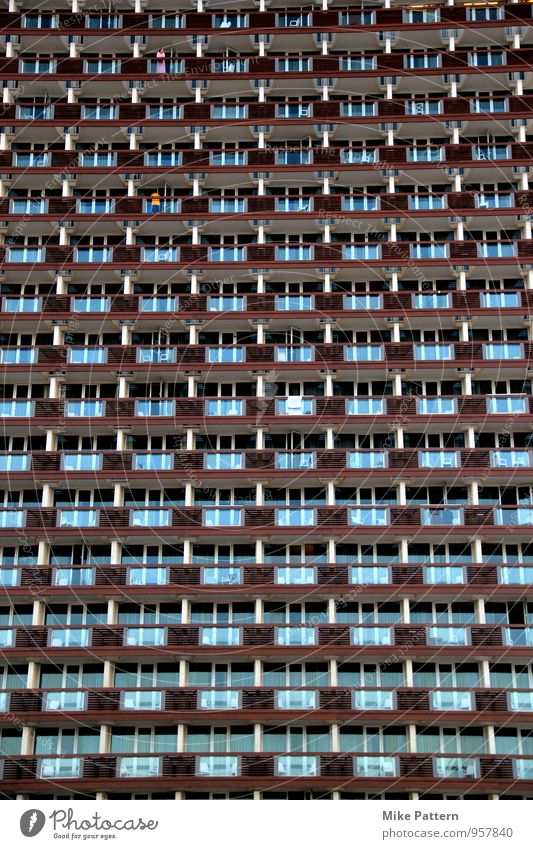 Wall of Balcony Haus Hochhaus Bauwerk Gebäude Balkon sitzen stehen Aggression groß blau braun Farbfoto Außenaufnahme Abend Dämmerung Licht