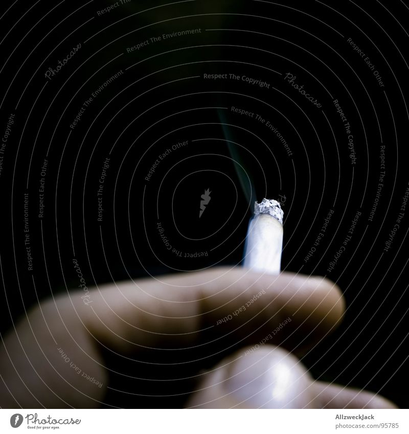Zug um Zug Zigarette Rauschmittel Rauchen Nikotin Verbote Tabak Rauchen verboten Glut glühen Hand Stoff fatal Vergänglichkeit Mann tabakpflanze selbstdrehen