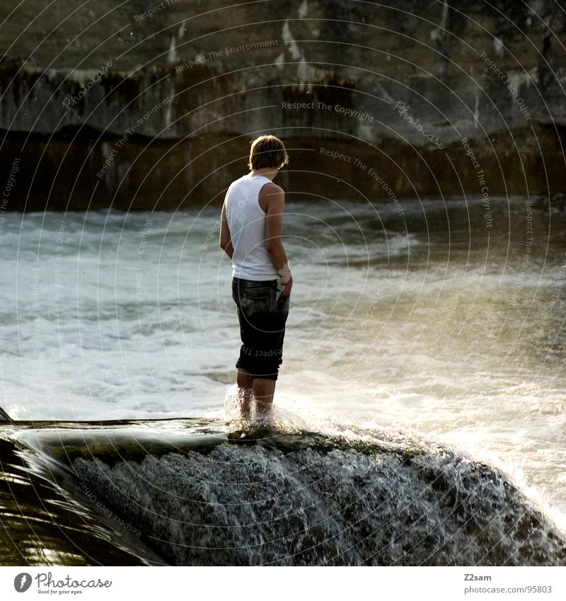 thinking II Wasserläufer stehen Wasseroberfläche Isar Jugendliche Mann Gischt schäumen Wellen Denken lässig Wand Mauer gefährlich Strömung