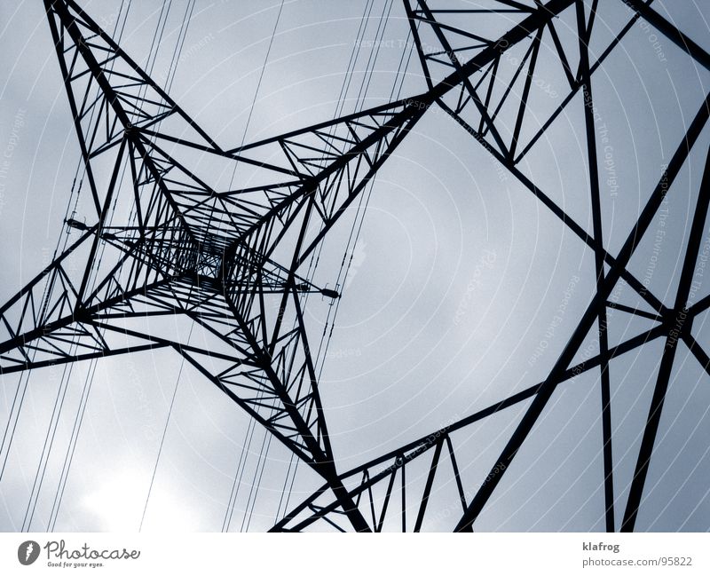 Stromstarkstrom Elektrizität klein elektronisch gefährlich Draht grau trist Muster Strommast Kraft Himmel Umweltschutz Lebensgefahr Wahrzeichen Denkmal