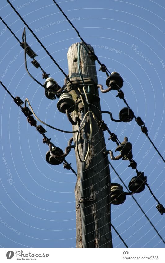 Alter Mast Elektrizität Telekommunikation Strommast Leitung freischwebend alt