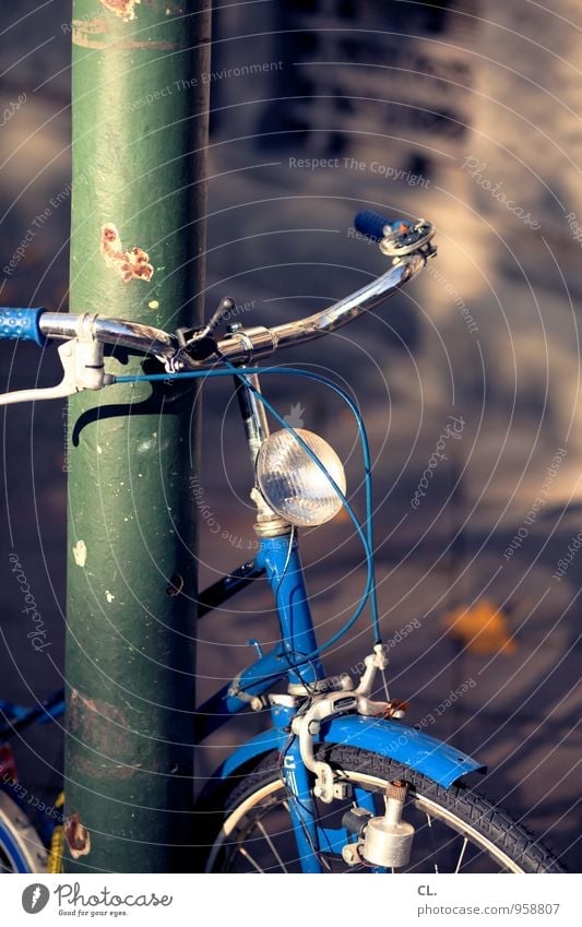 blaues fahrrad Freizeit & Hobby Herbst Schönes Wetter Verkehr Verkehrsmittel Verkehrswege Fahrradfahren Straße Wege & Pfade Fahrradbremse Fahrradlenker