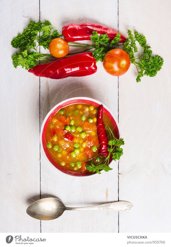 Minestrone Suppe auf weißem Holztisch mit Gemüse und Löffel Lebensmittel Kräuter & Gewürze Ernährung Mittagessen Festessen Bioprodukte Vegetarische Ernährung