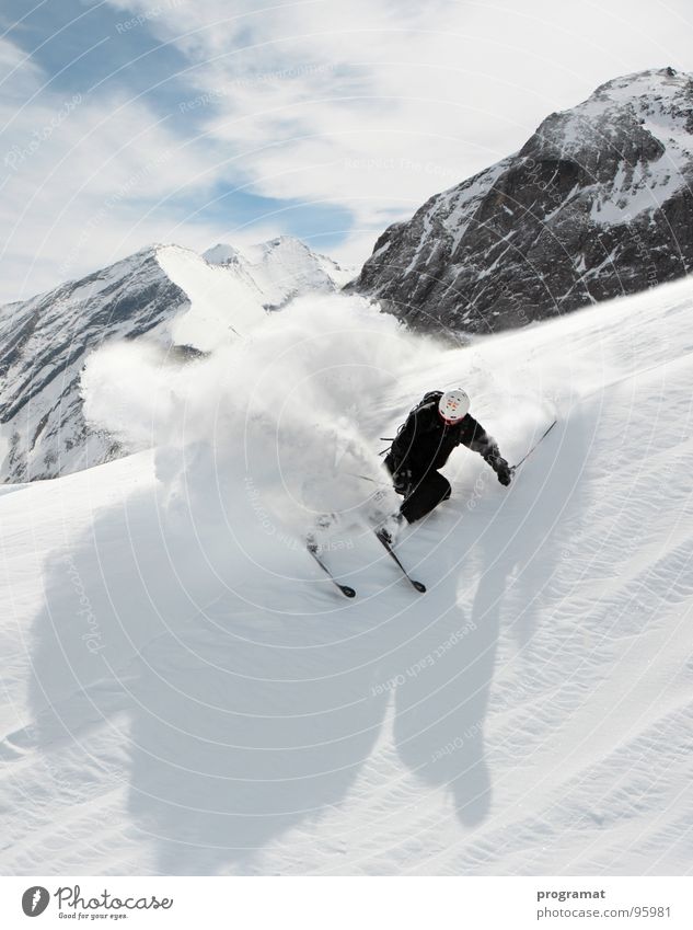 Freeriding am Kitzsteinhorn Winter Skifahrer Skifahren Wintersport Tiefschnee Hohen Tauern NP weiß gefährlich kalt hart Wind Österreich Außenaufnahme Hochformat