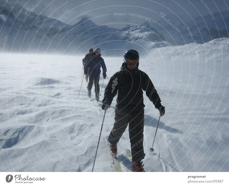 Skitour über das Eis Winter Skifahrer Skifahren Wintersport Eisfläche Schneesturm Schneewehe Hohen Tauern NP weiß gefährlich kalt hart Wind Österreich