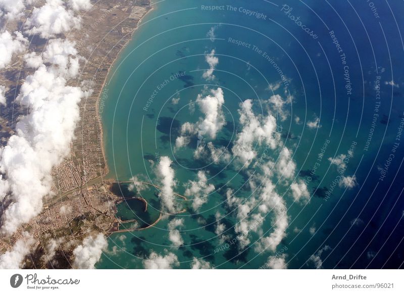 Küste von Sizilien Vogelperspektive Luftaufnahme Wolken Meer Aussicht Horizont schön lang Ferne Stadt Strand Italien Wasser blau fliegen Sonne Landschaft breit