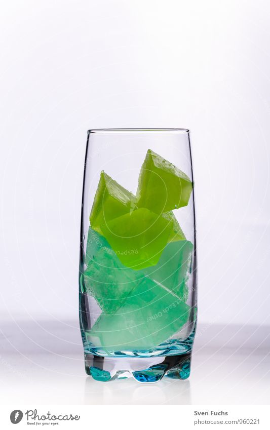 Eis im Glas Longdrink Cocktail kalt gelb grün eis Eiswürfel gefroren limette Minze mehrfarbig Nahaufnahme