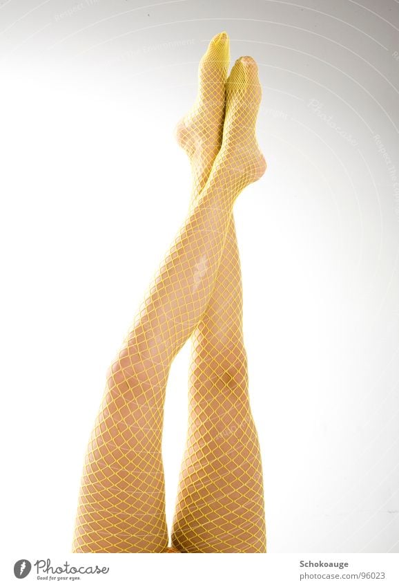 schöne Beine gelb Netzstrumpfhose Wade Zehen Freude Fuß elegant Haut Oberschenkel Barfuß