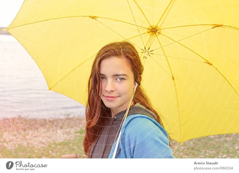 Porträt - Regenschirm - Gelb Lifestyle Freude Mensch feminin Jugendliche 1 13-18 Jahre Kind Landschaft Herbst Wetter schlechtes Wetter Flussufer langhaarig