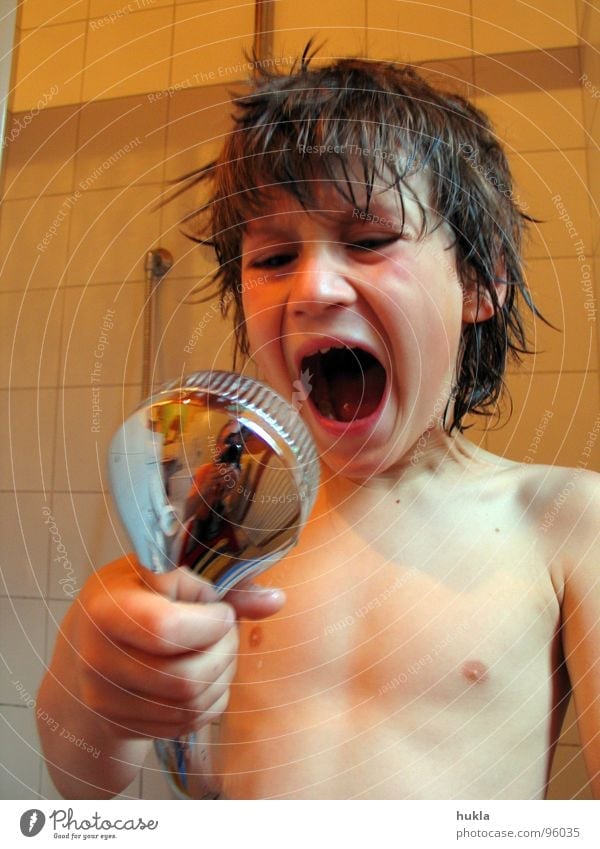 Hilfe, was kommt da aus der Brause Kind schreien Angst Gefühle blenden Stahl Panik Bad Dusche (Installation) Duschkopf Junge Mund Auge Schwimmen & Baden Wasser