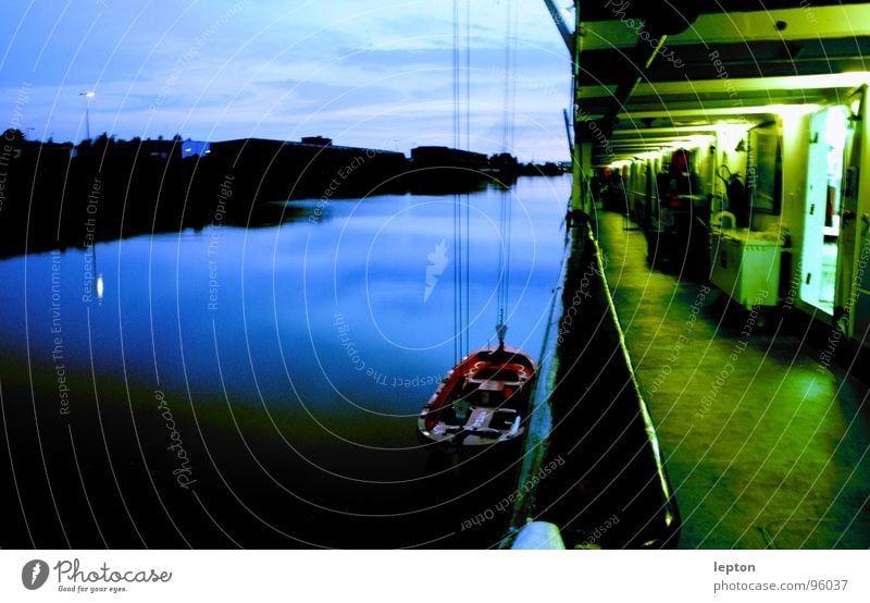 lebensretter Dämmerung Abenddämmerung Stimmung Beiboot Wasserfahrzeug Reling grün Schifffahrt Parkdeck blau Kontrast
