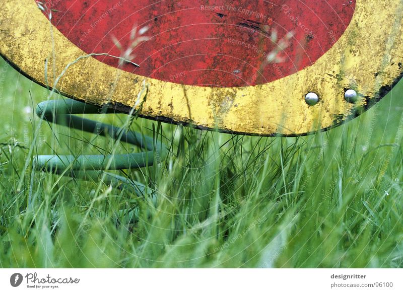 Federtier Spielplatz Spielzeug Schaukel Wippe gebraucht gelb rot grün Gras Wiese Ente Federung alt Kindheit