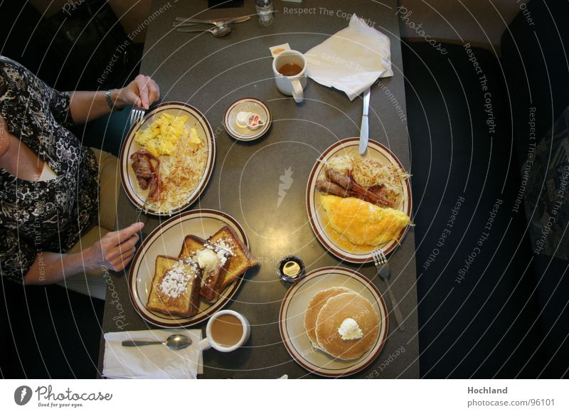 breakfast in Amerika Frühstück aufwachen Vitamin Tisch Teller Gabel Löffel Frau Herzinfarkt Cholesterin Morgen ungesund lecker Pfannkuchen Schinken ham and eggs