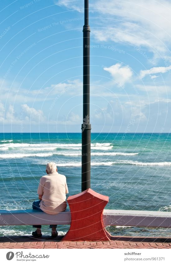Der alte Mann und das Meer Mensch maskulin Erwachsene Männlicher Senior Großvater Leben Rücken 1 60 und älter Himmel Wolken Schönes Wetter Wellen Küste sitzen