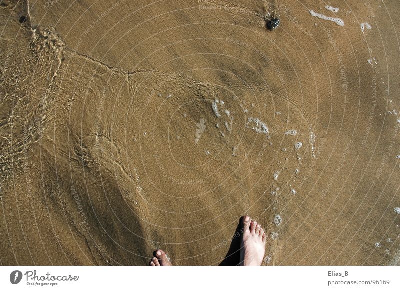 Erfrischend Strand nass Erfrischung Sommer Fuß Wasser Sand Reflexion & Spiegelung