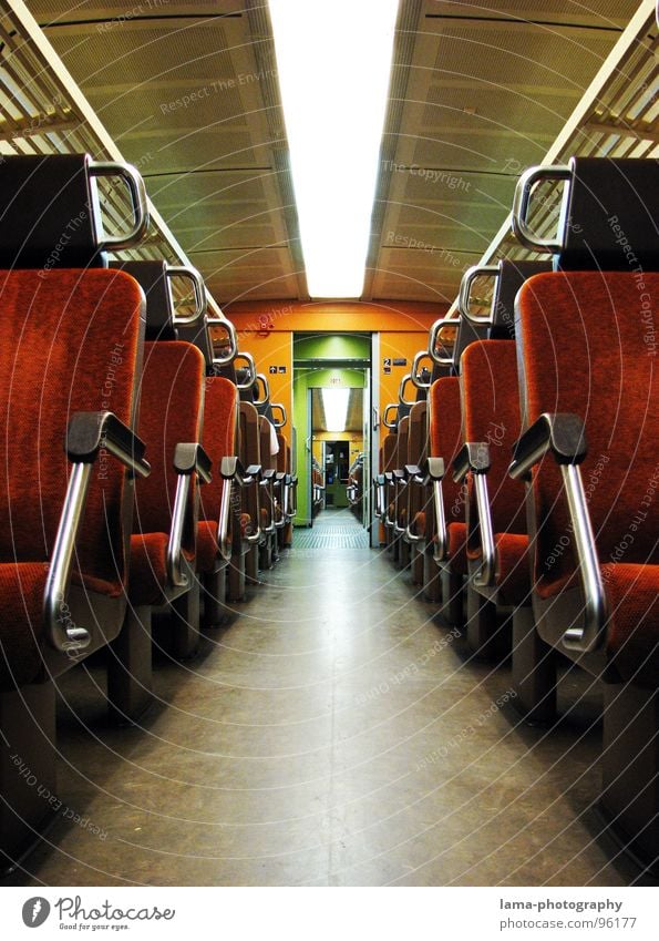 Verlassen Eisenbahn Eisenbahnwaggon Zugabteil Tunnel Pause Nacht leer Schlafwagen Wagen Ferne Menschenleer Einsamkeit unheimlich Kriminalität Licht Sitzreihe