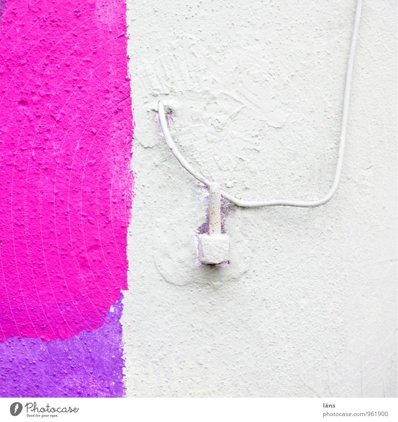 barbies welt Haus Renovieren Kabel Mauer Wand Beton violett rosa Problemlösung Wandel & Veränderung Putz gestrichen Leitung Scharnier Farbfoto Außenaufnahme