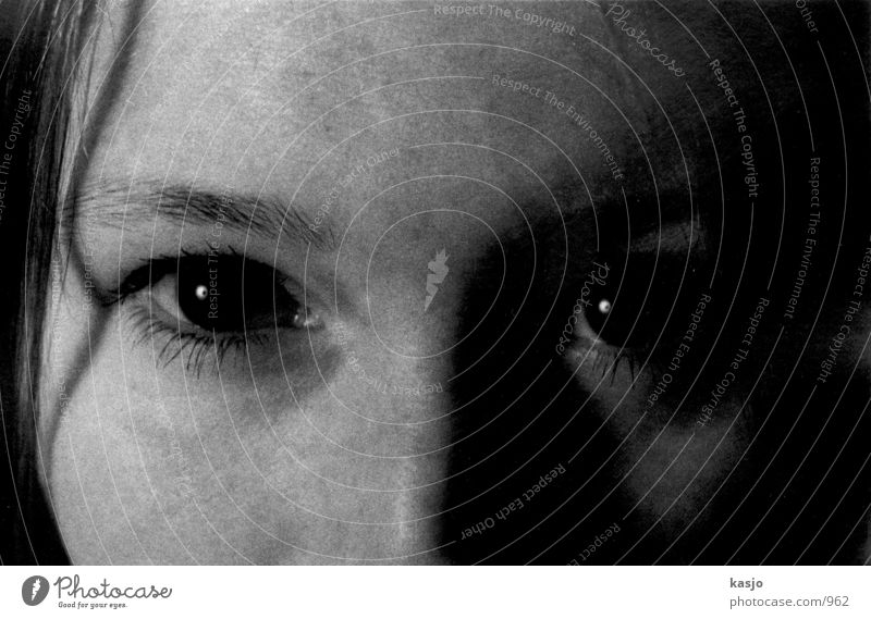 Katrin Auge 02 dunkel Mensch Detailaufnahme Fieser Blick Schwarzweißfoto