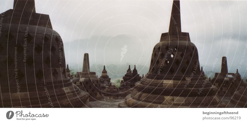 Tempelanlage Borobodur 2001 Indonesien Asien Buddhismus Wolken ruhig Außenaufnahme Religion & Glaube Insolvenz Gotteshäuser Stein outside architecture indonesia