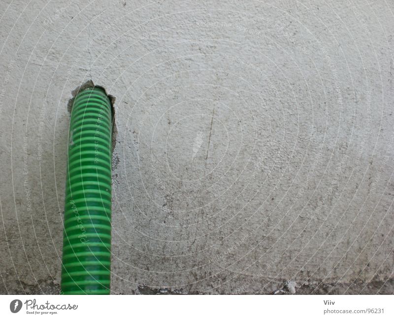 Schlauch Wand Streifen grün weiß dreckig Putz Gartenschlauch Muster obskur Loch Strukturen & Formen Farbe